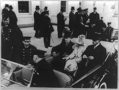 Coolidges leave White House for Capitol. President and Mrs. Coolidge, accompanied by Senator Charles Curtis [in auto on way to Coolidge's inauguration]