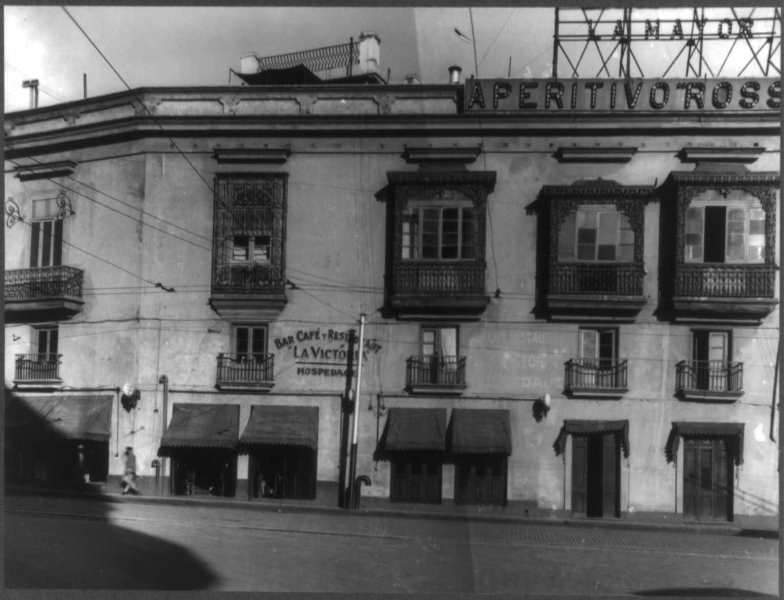 Casa colonial, [between 1930 and 1947] — historic photograph
