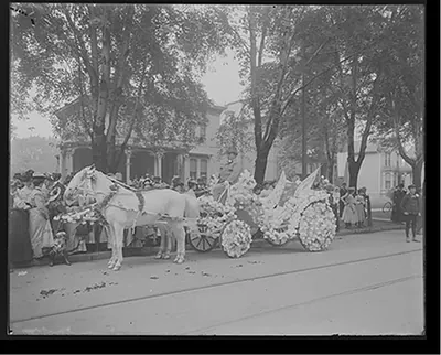 [Bi-centenary celebration, floral parade, Nume [?] Cadillac's carriage float, Detroit, Mich.]