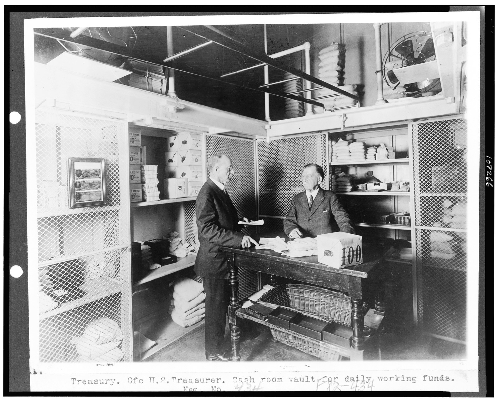 Treasury. Ofc U.S. Treasurer. Cash room vault for daily working funds, [between 1909 and 1932] — historic photograph