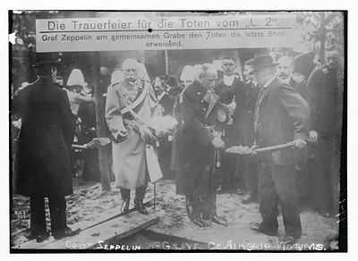 Count Zeppelin at grave of airship victims