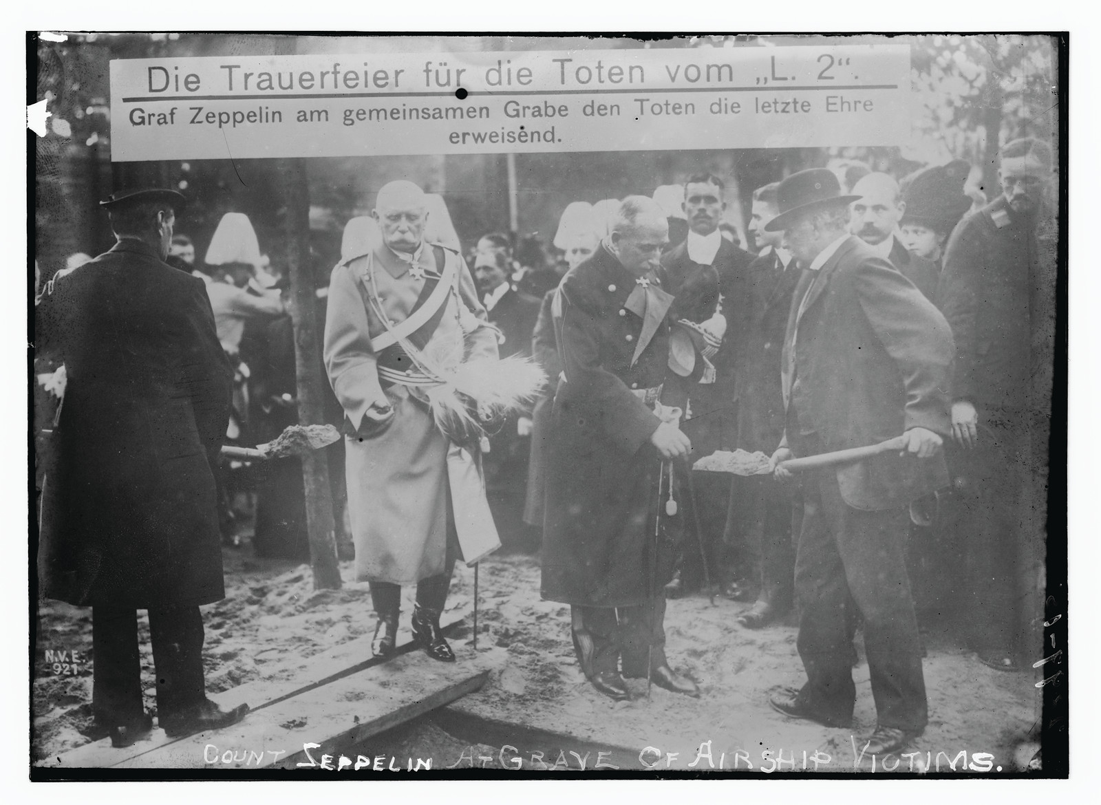 Count Zeppelin at grave of airship victims, n/a — historic photograph