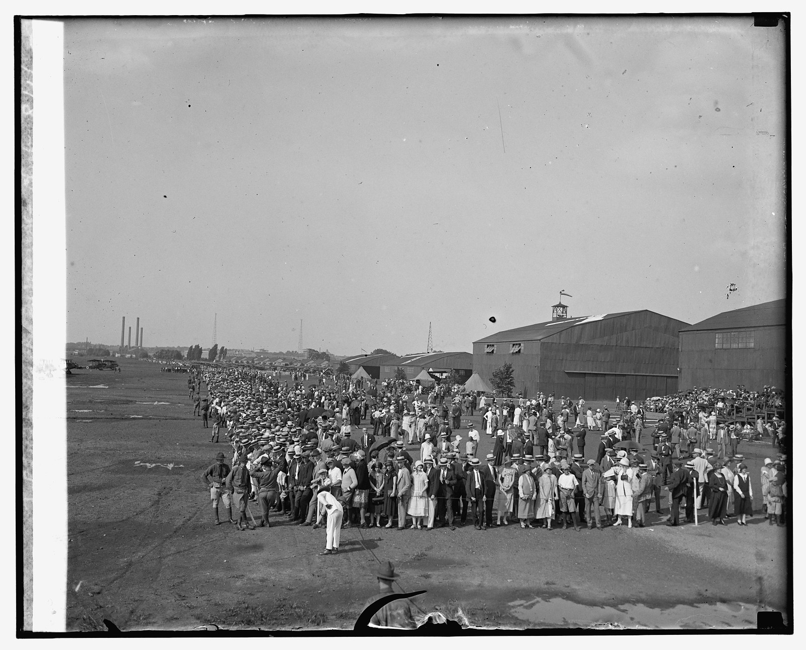 Air circus, Bowling [i.e., Bolling?] Field, soldiers, sailors, marines club, 8/1/25, [19]25 August 1. — historic photograph