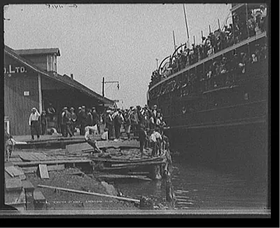 D. & C. [Detroit & Cleveland Navigation Co.] steamer at dock, Cheboygan, Mich.