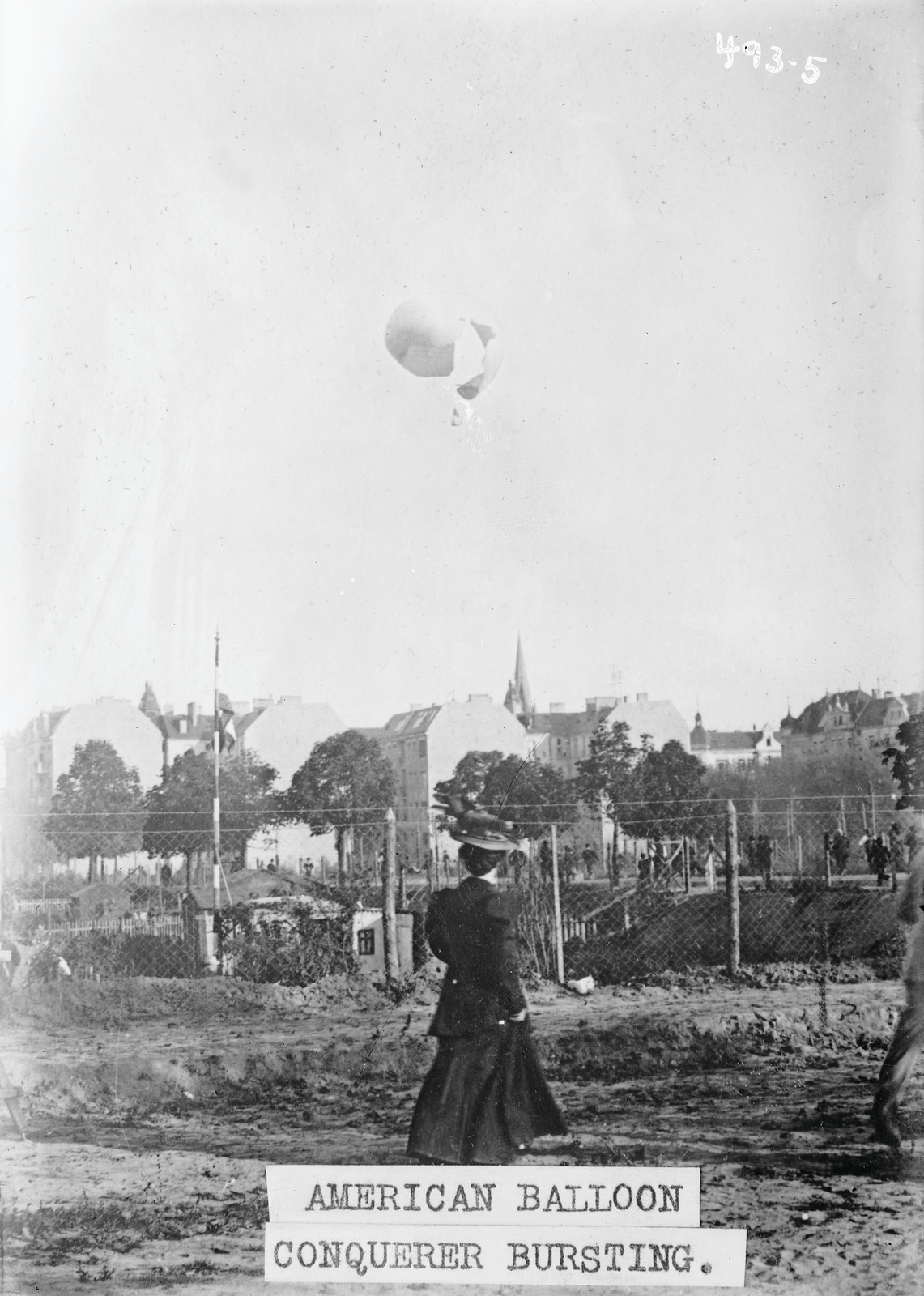 Balloon race, American balloon "Conqueror" bursting aloft, Berlin, 1908 — historic photograph
