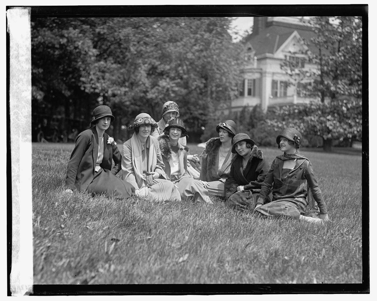 Debutantes group, Rajah's Garden, 5/22/24, [19]24 May 22. — historic photograph