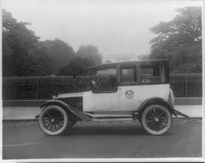 [Taxicabs in Washington, D.C. - Black & White" behind White House]"