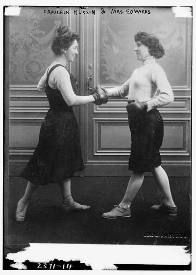 Mrs. Edwards & Frl. Kussin boxing