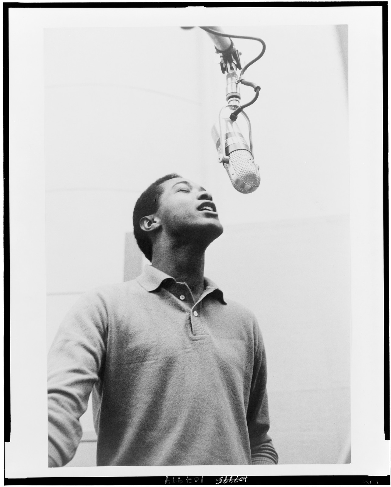[Sam Cooke, singer, half-length portrait, standing, facing right, singing into microphone], 1964 — historic photograph