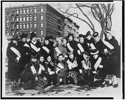 [Harlem ladies, NAACP members, selling anti-lynching buttons] / photo by M. Smith.