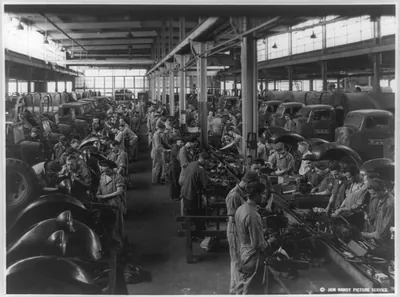 U.S. Army mechanics learn auto servicing at Camp Holabird, Md.