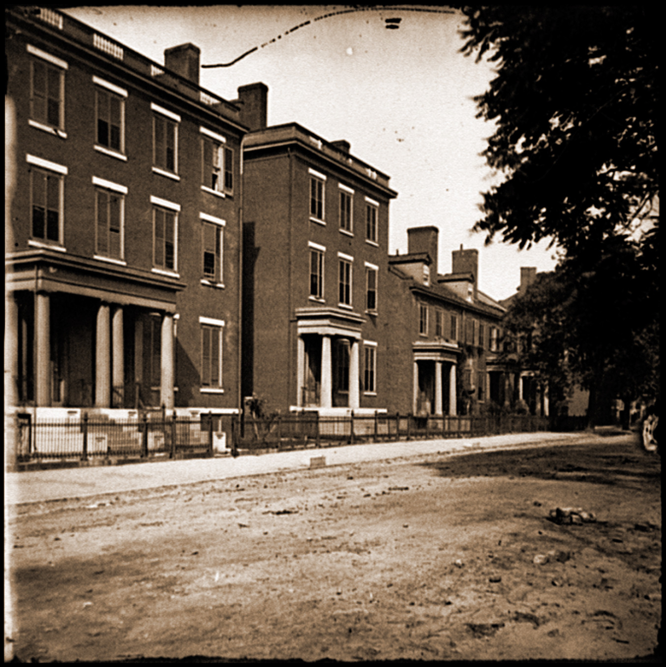 Richmond Va. Franklin Street including the residence of Gen. Robert E. Lee (second, 1865 — historic photograph