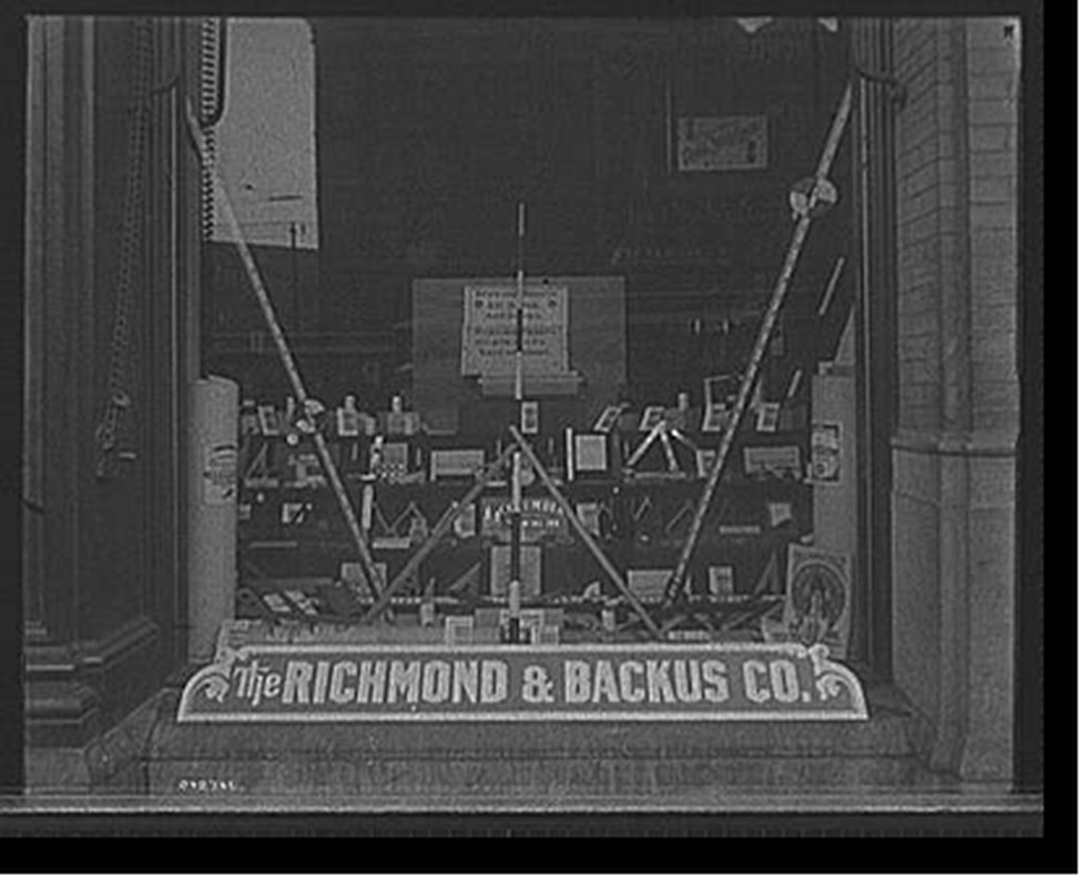 [Window display, Richmond & Backus Co., Detroit, Mich.], [1902?] — historic photograph