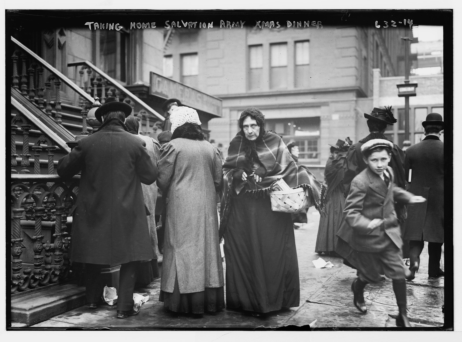 Taking home baskets, Salvation Army Christmas dinner, New York, 1908 — historic photograph