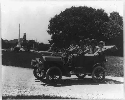 [2 men and 3 women in 1906? auto convertible; parked at Gettysburg battlefield]