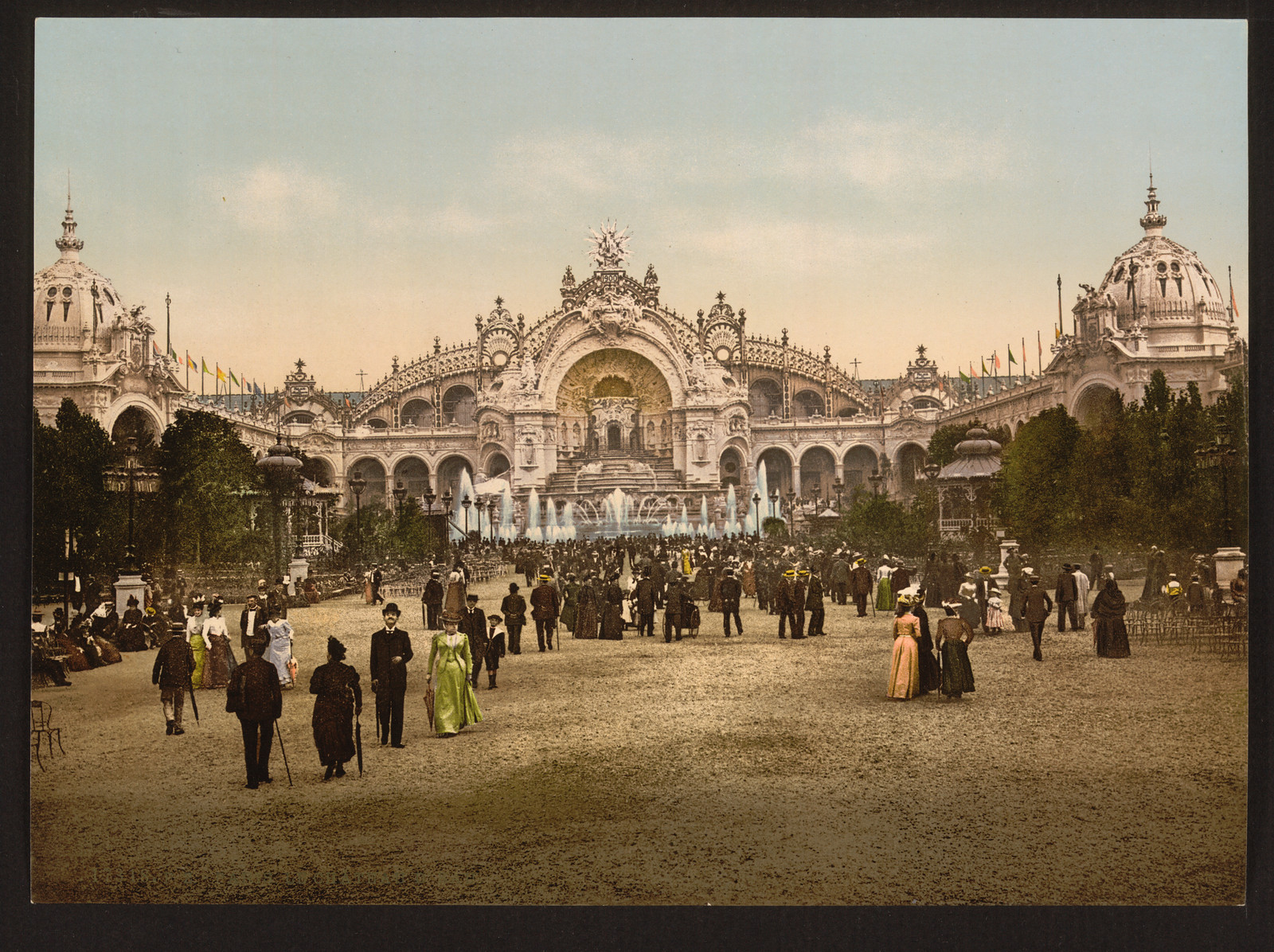 Le Chateau deau and plaza Exposition Universal 1900 Paris France, [between ca. 1890 and ca. 1900]. — historic print