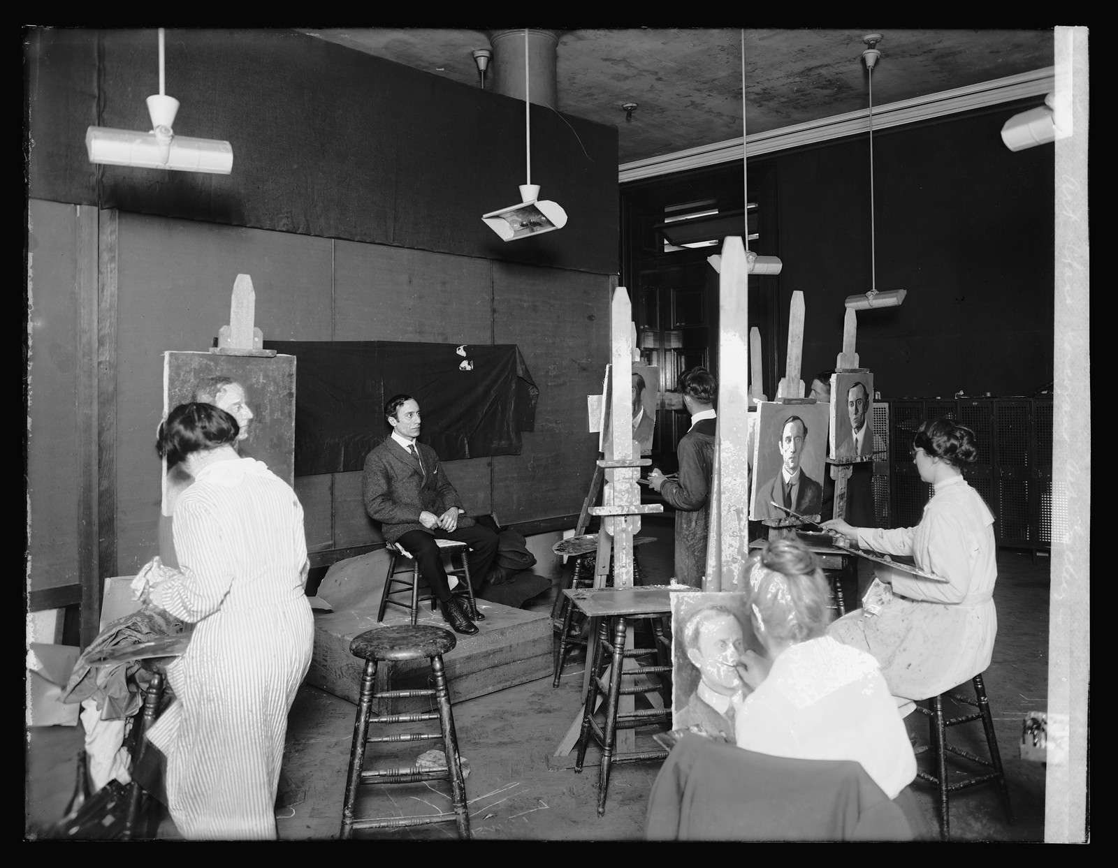 Art class, Corcoran Art Gallery, [Washington, D.C.], [ca. 1920] — historic photograph