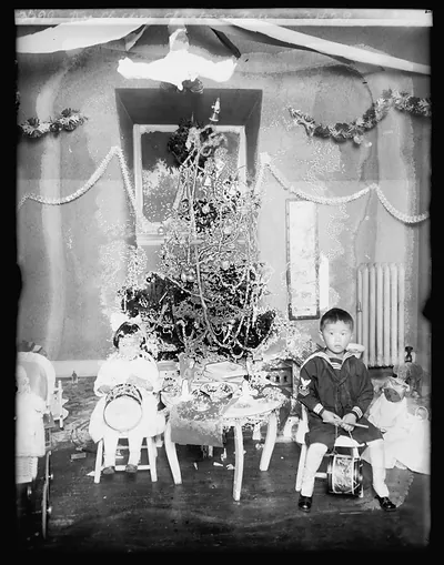 Koo children, Christmas tree, [1919]