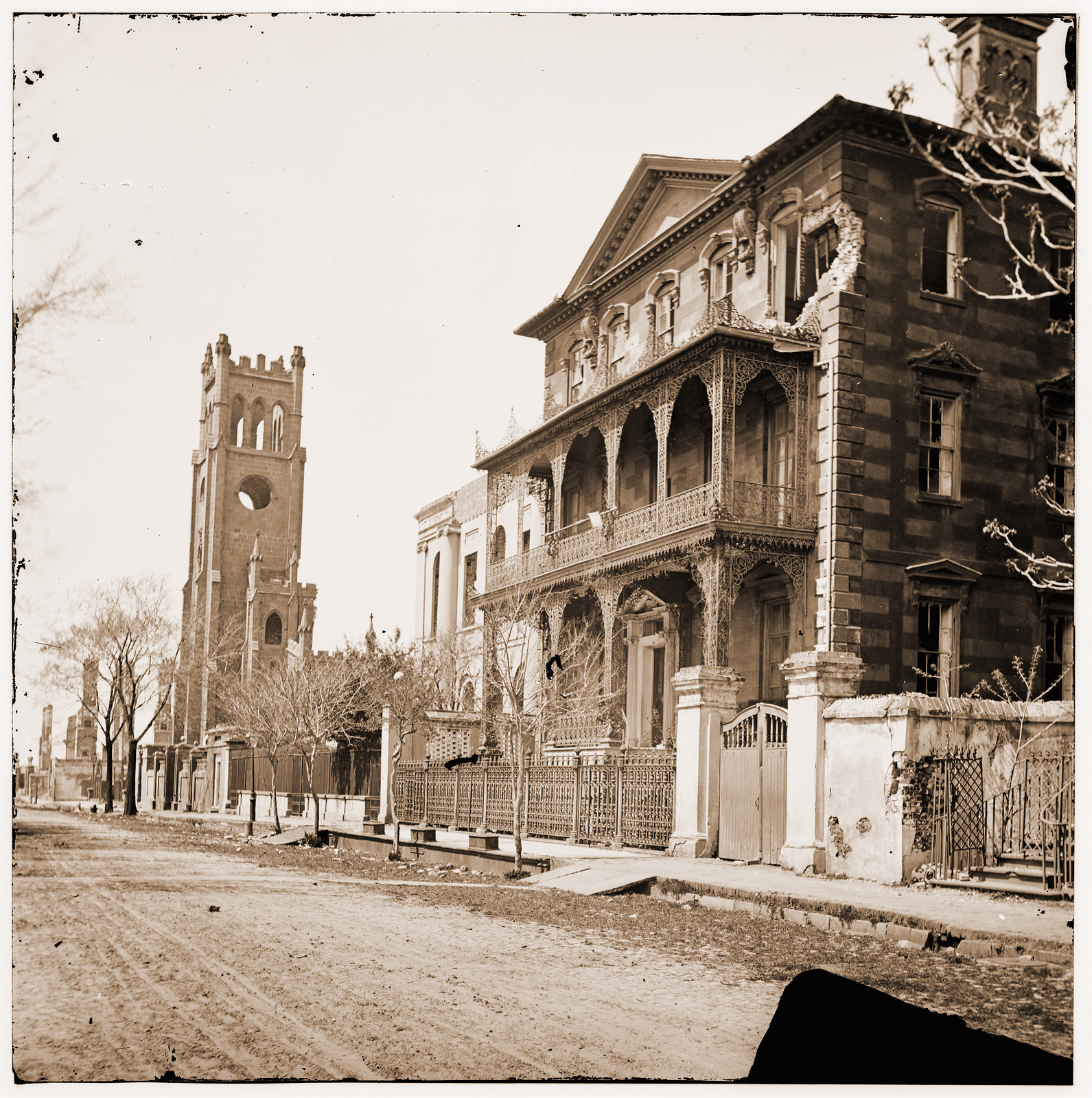 Charleston South Carolina. Roman Catholic Cathedral burnt by the great fire in 1861, 1865 — historic photograph