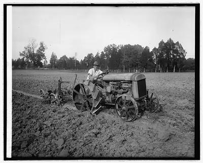 30025uFord tractor demonstration