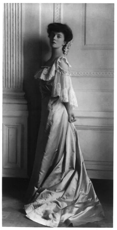[Alice Roosevelt Longworth, full-length portrait, standing, facing left]