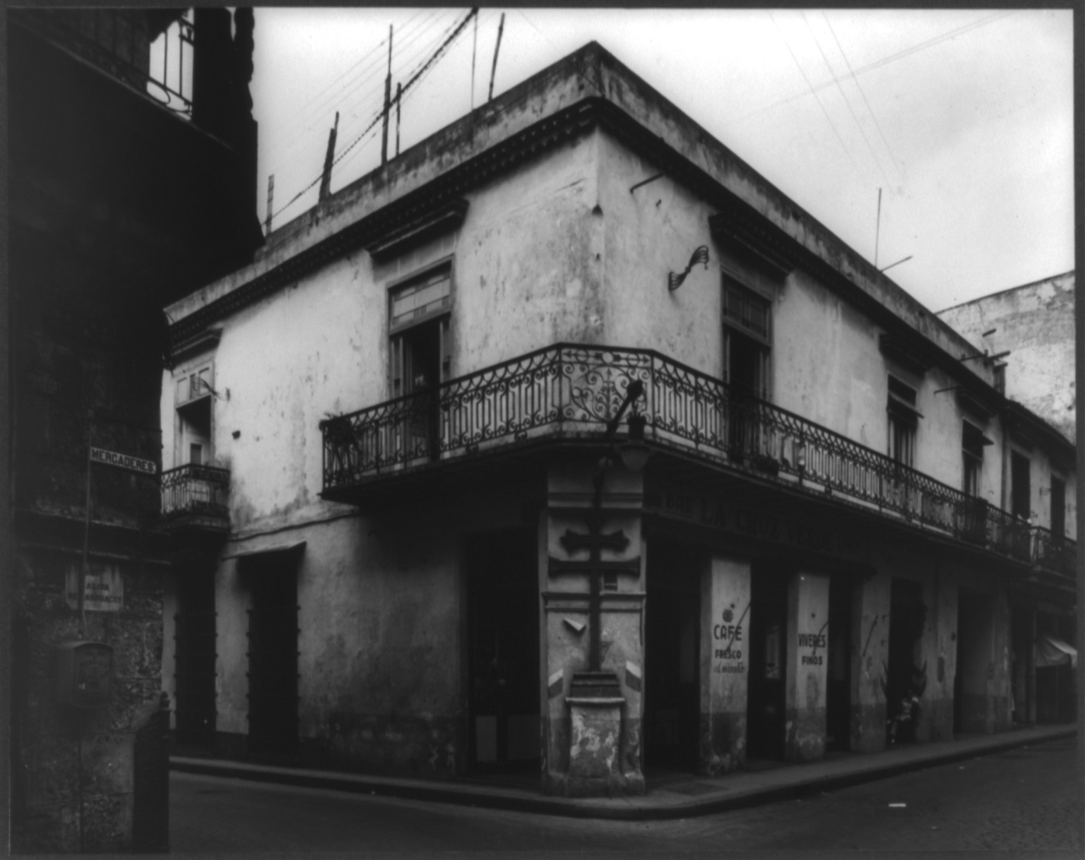 Casa de la Cruz Verde, Calle Amargura y Calle Mercaderes, [between 1935 and 1947] — historic photograph