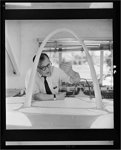 [Eero Saarinen posed by a model of the St. Louis, Mo., Gateway Arch] / Michael A. Vaccaro.