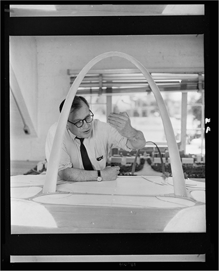 [Eero Saarinen posed by a model of the St. Louis, Mo., Gateway Arch] / Michael A. Vaccaro. — historic photograph