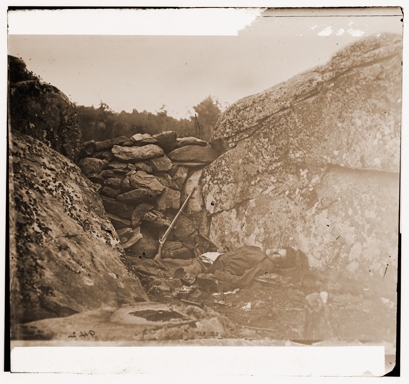 Gettysburg Pennsylvania. Body of Confederate sharpshooter, 1863 — historic photograph