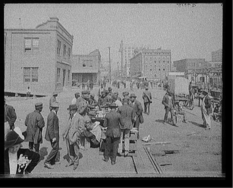 [Lunch hour on the docks, Jacksonville, Fla.], [between 1900 and 1915] — historic photograph