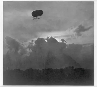 A dirigible (1910) / Alfred Stieglitz.