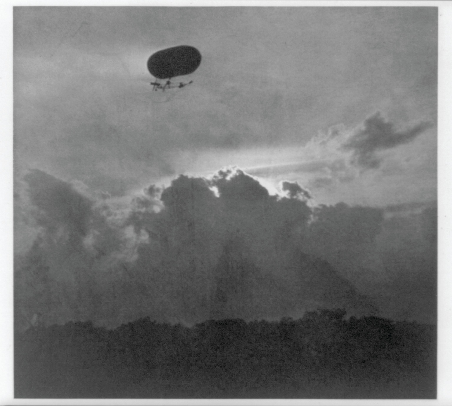 A dirigible (1910) / Alfred Stieglitz., [1911] (New York : Manhattan Photogravure Co.) — historic print