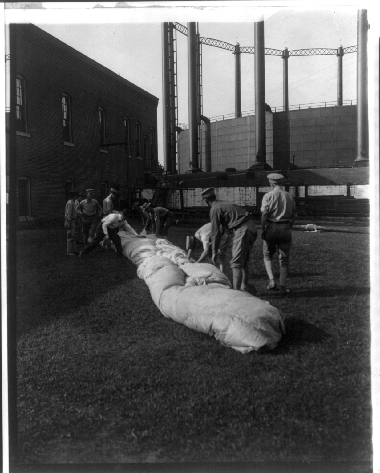 U.S. Signal Corps with balloon during operations at Ft. Myer, Va., 1907, c1907. — historic photograph