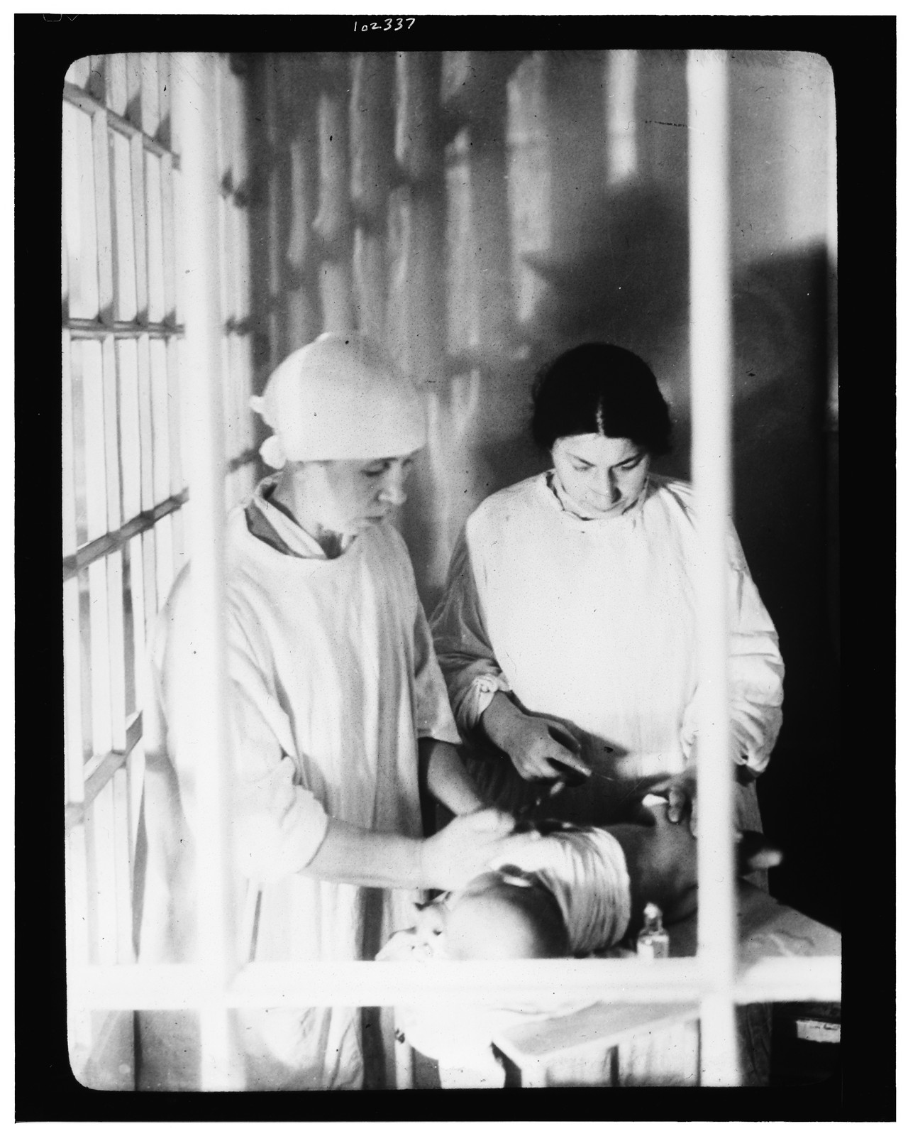[Children's Hospital, Korovia St., Moscow. Child being immunized against diphtheria] / Edward Van Altena., [between 1910 and 1930] — historic print