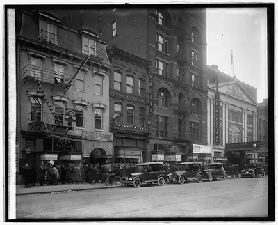 Metropolitan Theater crowds Passion"