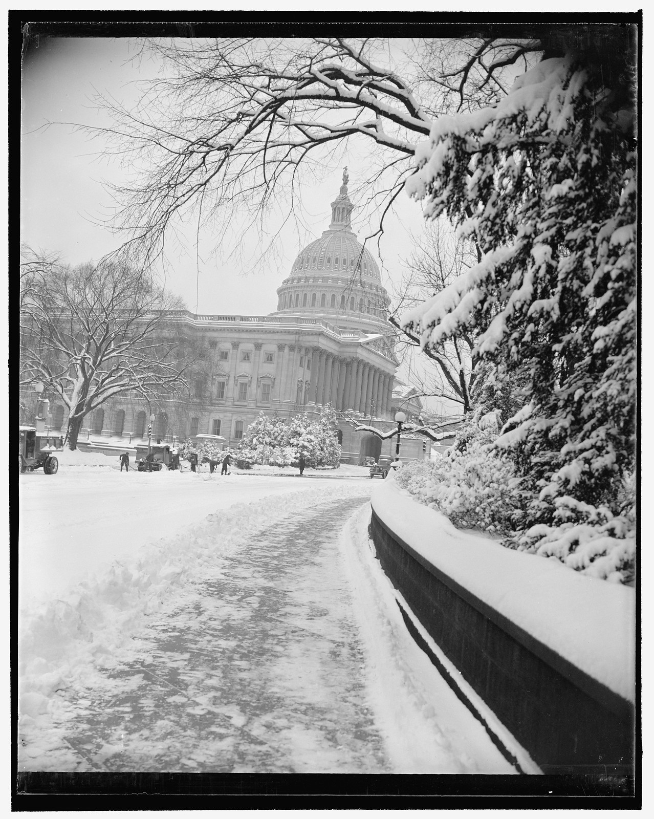 Washington whitened by heaviest snowfall in two years. Washington, D.C., Jan. 8. With a fall of 5.2 inches of snow, Washingtonians awoke this morning to find their Capital blanketed by the heaviest snowfall since 1938. This is a scene on Capitol Hill, [19]39 January 8. — historic photograph