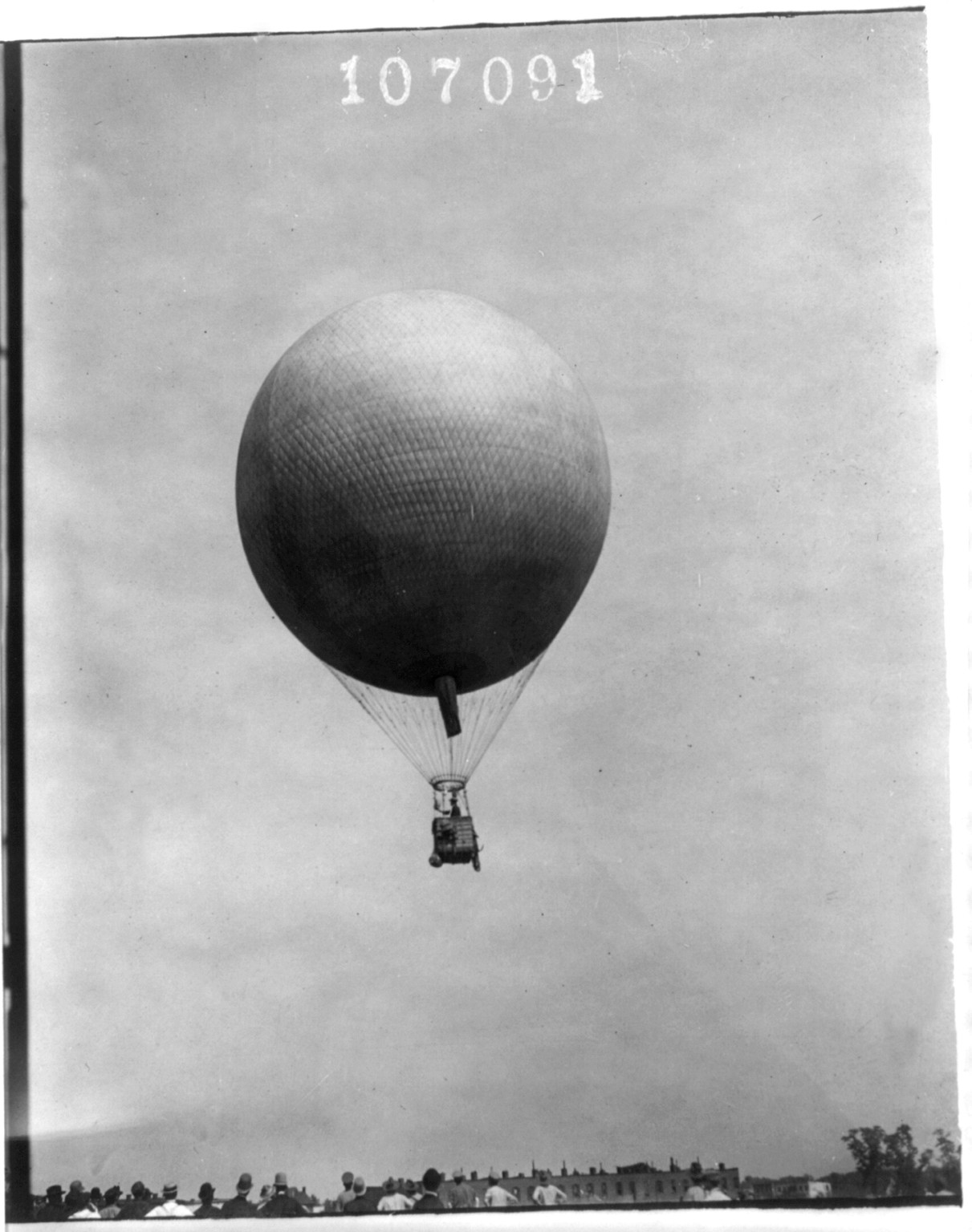Balloon in flight during U.S. Signal Corps operations at Ft. Myer, Va., 1907, c1907. — historic photograph