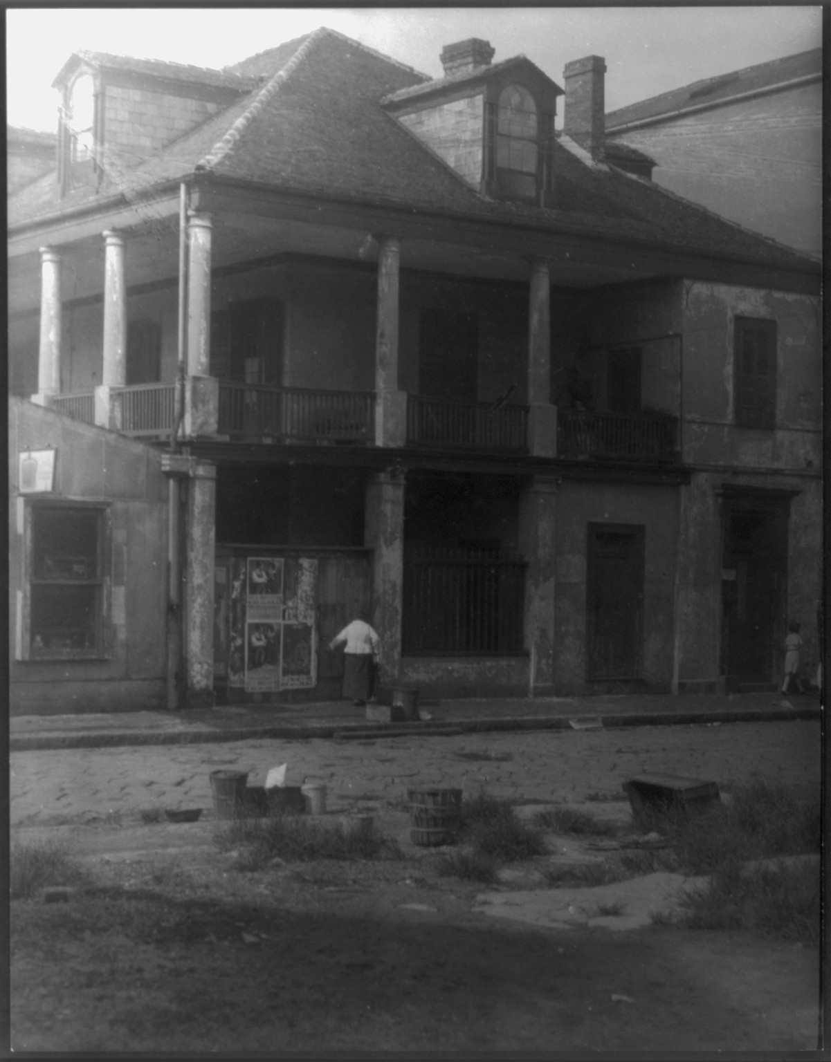 An old plantation house in the midst of the city, New Orleans, La. — historic photograph