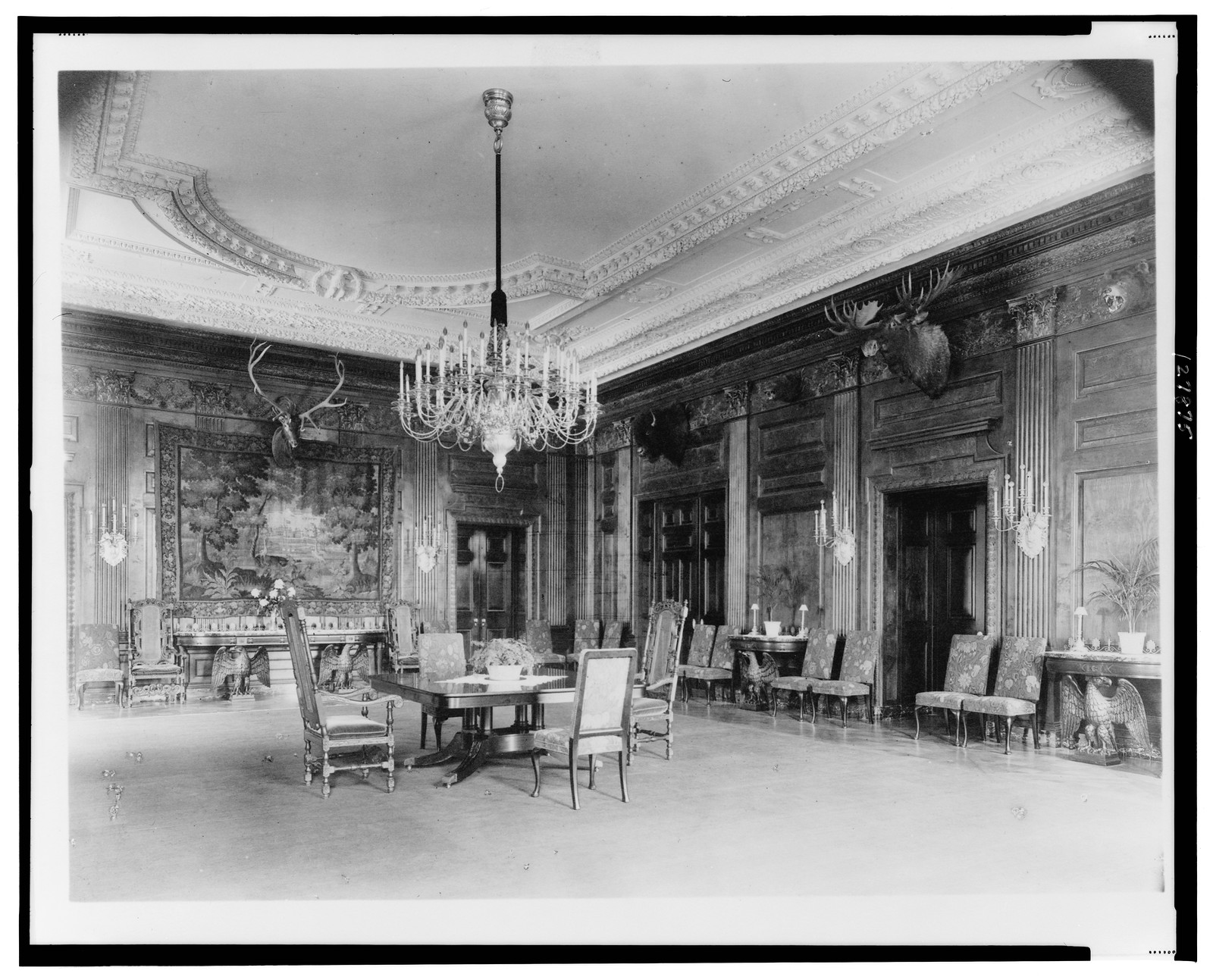 [Dining(?) room in the White House, Washington, D.C.], [between 1889 and 1906] — historic photograph