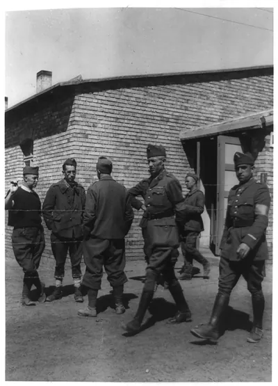 [Military officers and French prisoners-of-war in a German prison camp]