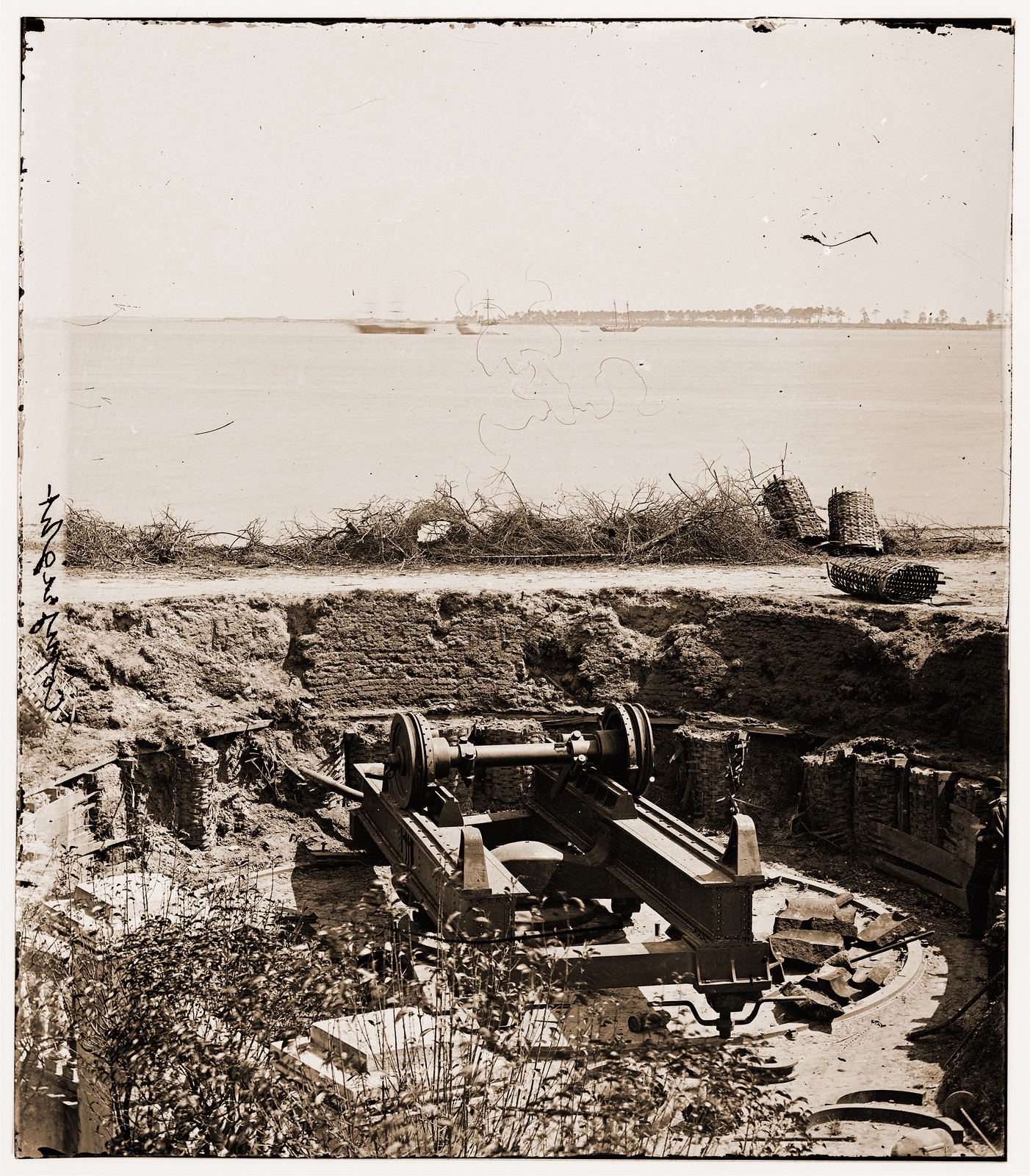 Charleston South Carolina. Remains of Blakely gun destroyed by Confederates before, 1865 — historic photograph