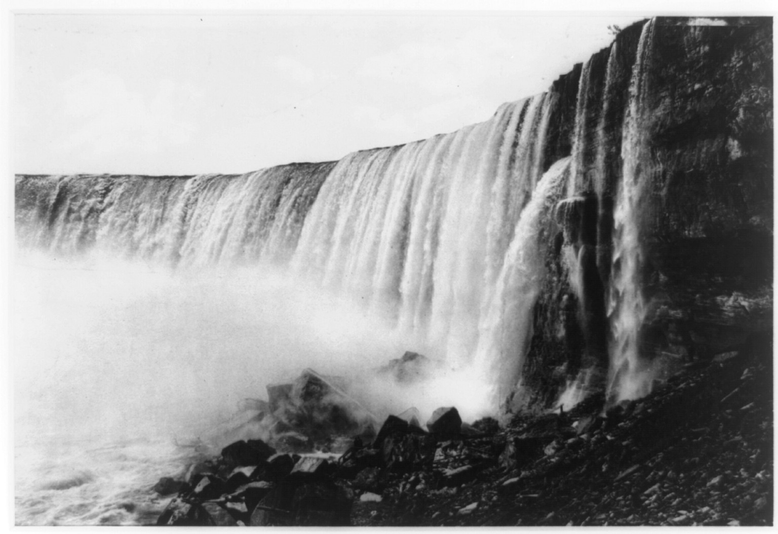 Horseshoe Falls from Table Rock, Niagara, New York, c1898. — historic photograph