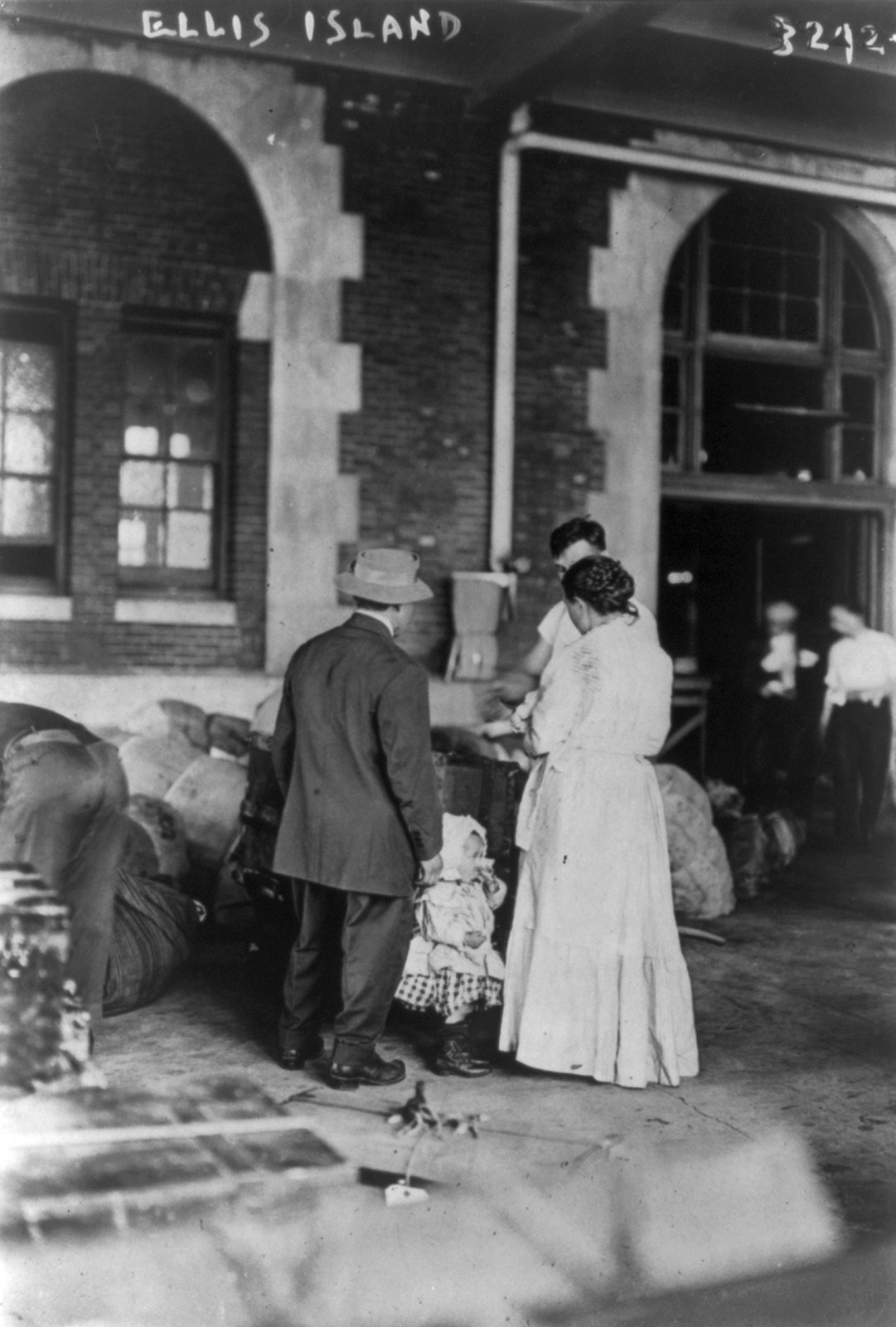 [Immigrant family at Ellis Island. New York City. March 1917], 1917 March. — historic photograph