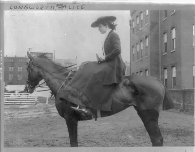 [Mrs. Alice (Roosevelt) Longworth, 1884-, full-length portrait, on horseback]