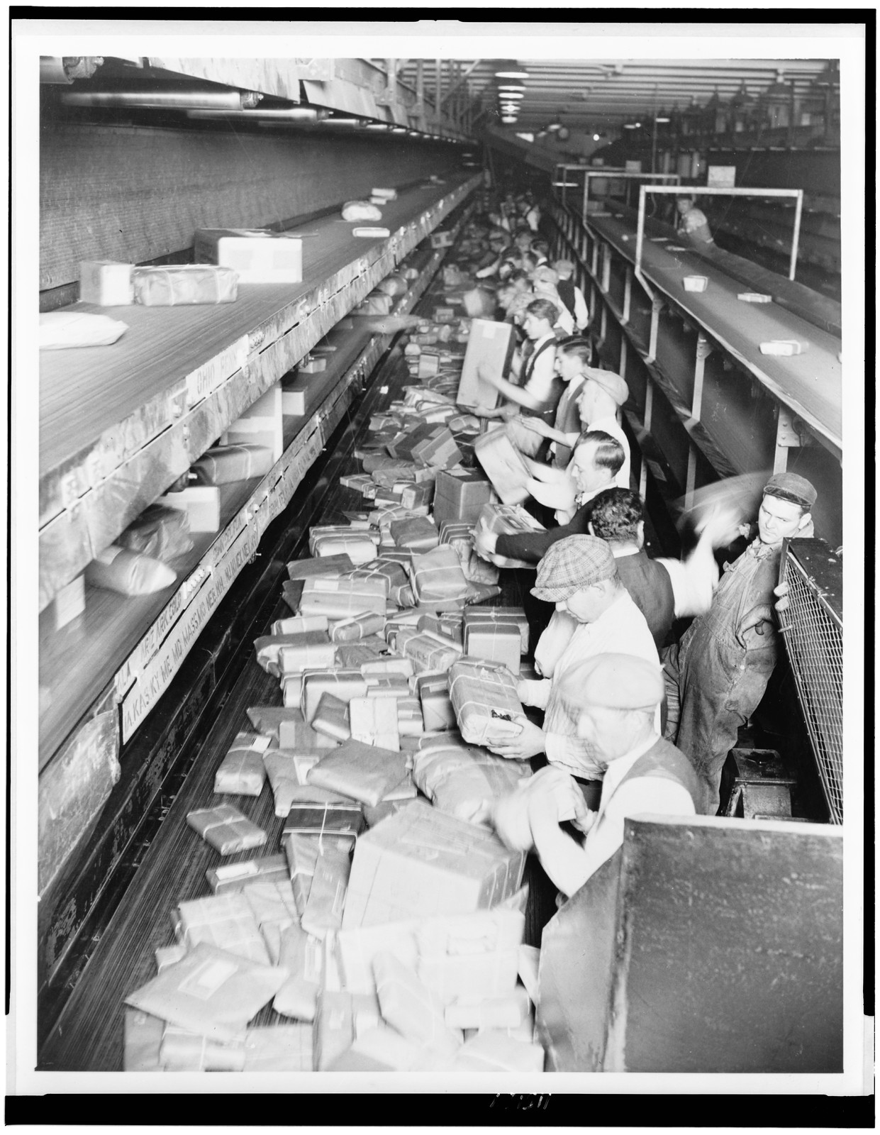 Postoffice [sic] Christmas rush in Chicago, 1929 — historic photograph