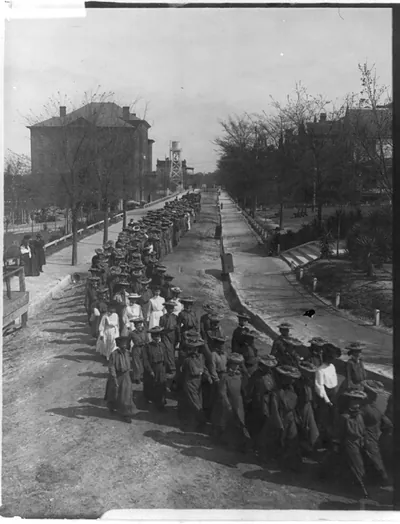 [25th anniversary of Tuskegee Inst., Ala., 1906: Women in procession]