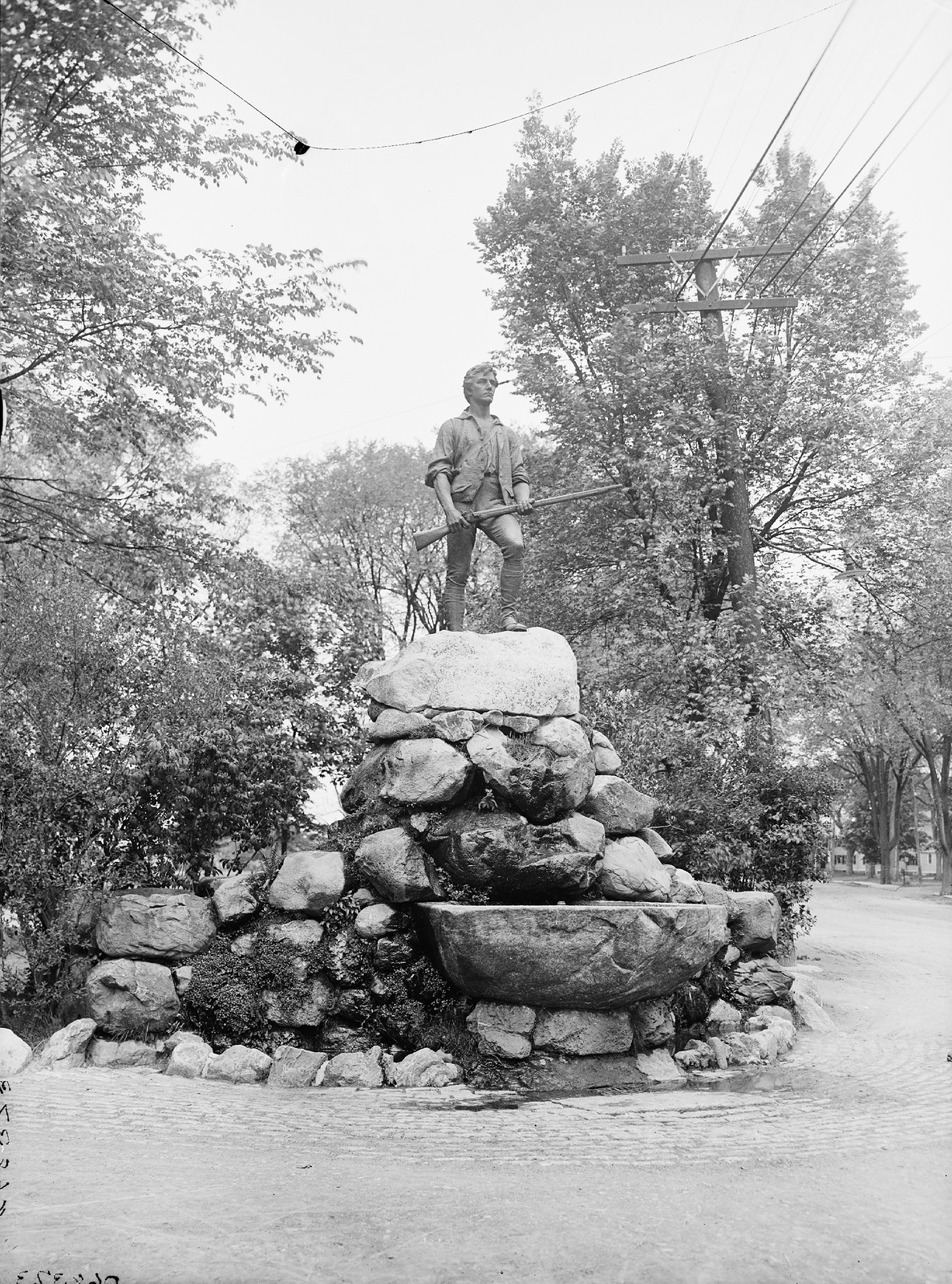 [Minuteman memorial, possibly Lexington, Massachusetts], [between 1900 and 1915] — historic photograph