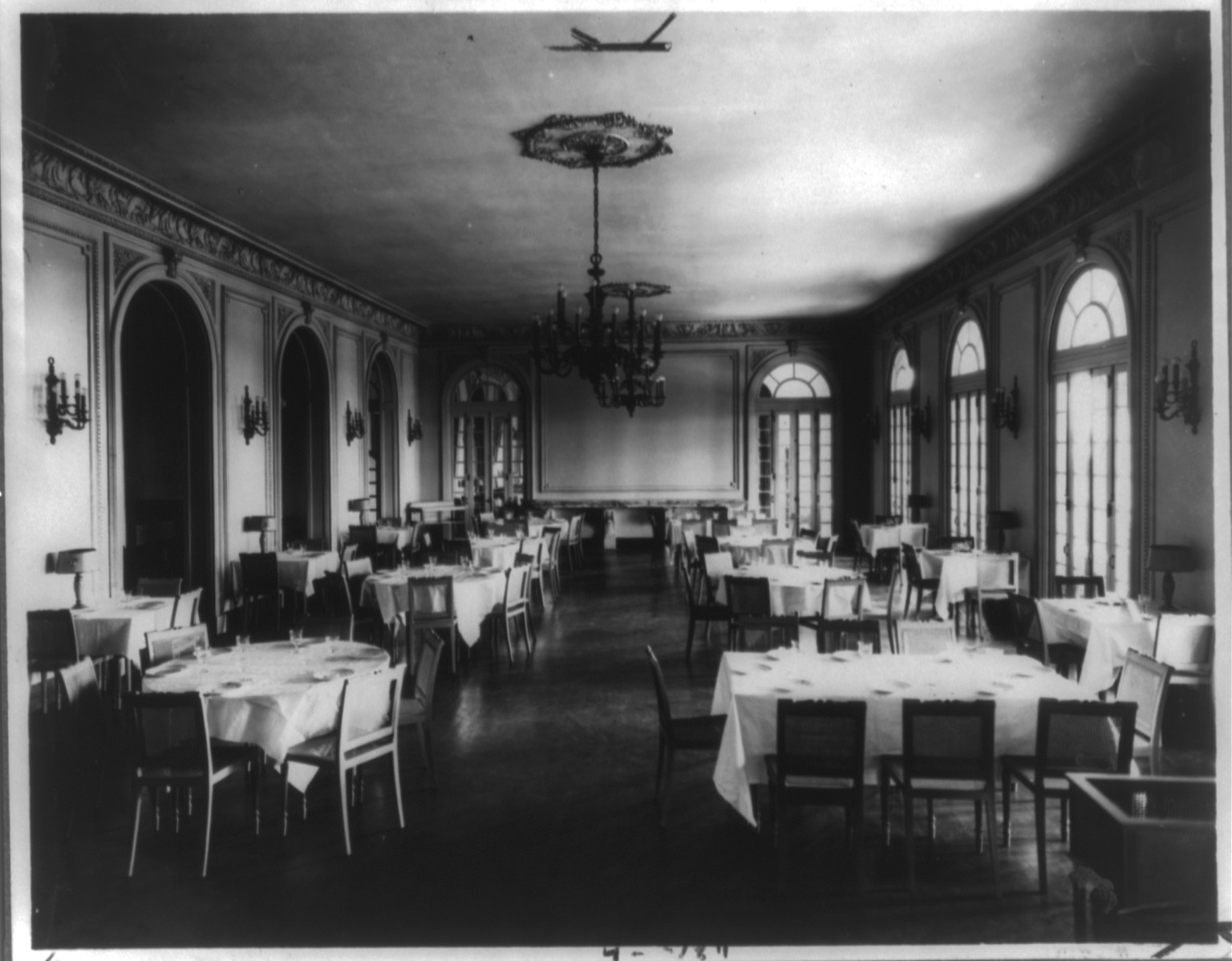 [Cuba, Havana, the dining room of the Havana Yacht Club], [between 1920 and 1950] — historic photograph
