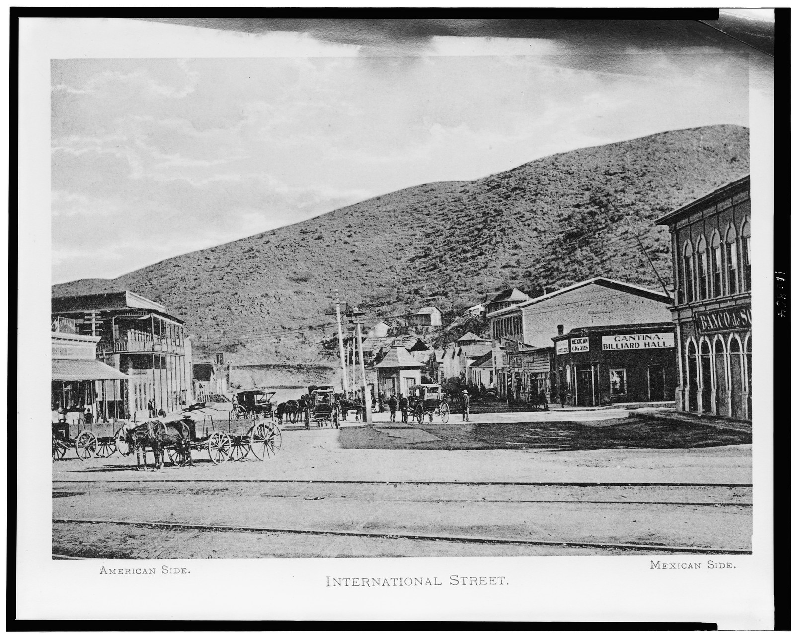 International Street--American side--Mexican side / photographed and published by Humphries Photo Co., El Paso, Texas., Brooklyn, N.Y. : The Albertype Co., [190-(?)] — historic photograph