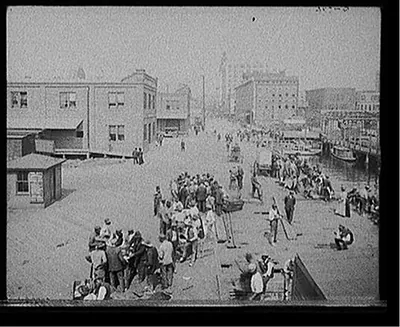[Lunch hour on the levee, Jacksonville, Fla.]